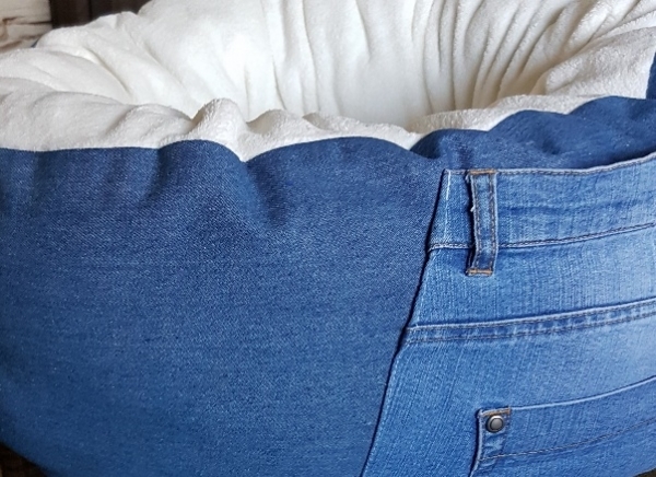 Kuscheldonut, Jeans, wollweißer Microfaser-Wellnessfleece, Durchmesser 60 cm